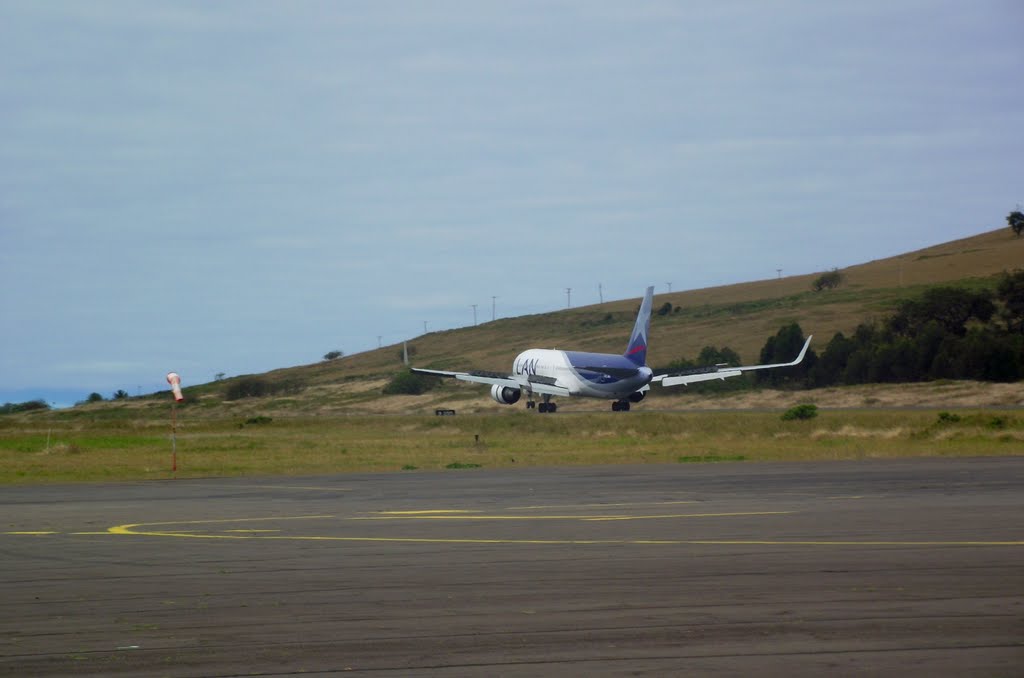 Easter Island, Mataveri. by ferrofreddy