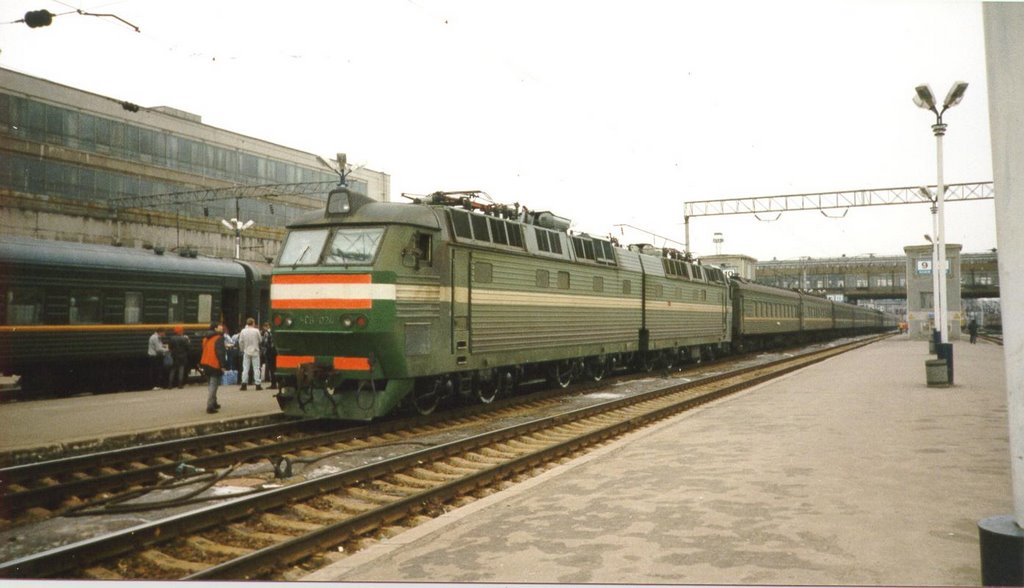 Kiev, train station by Romain Schwartz