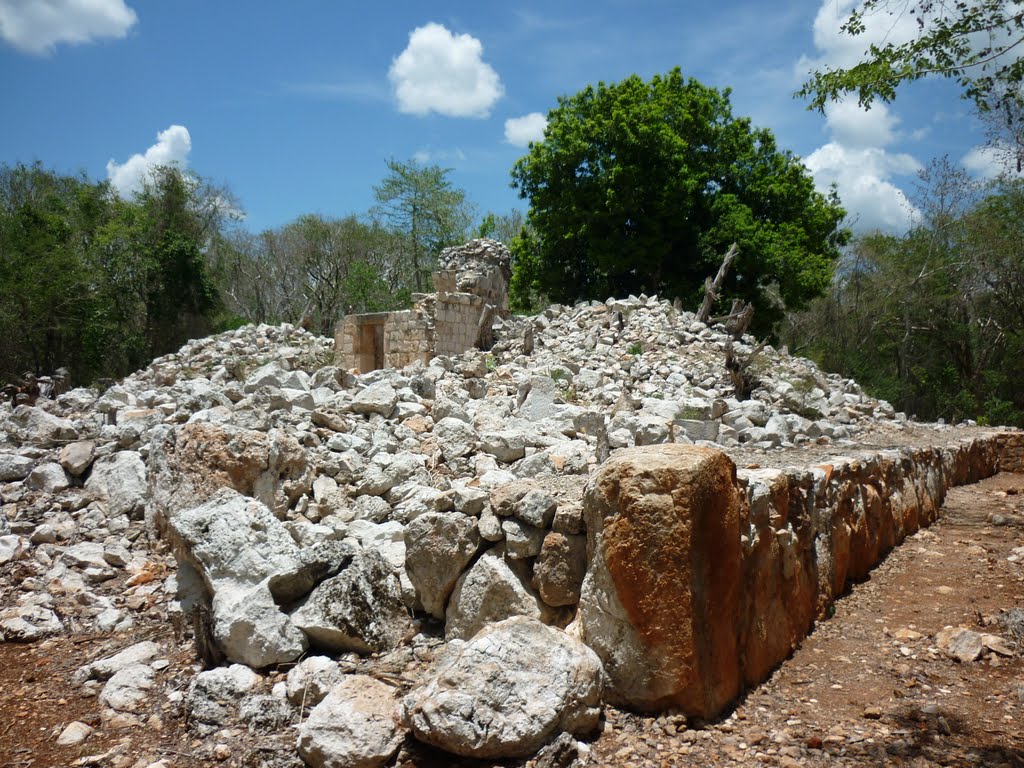 Escombros De Un Templo Maya by Harry Alberto Moreno Torres