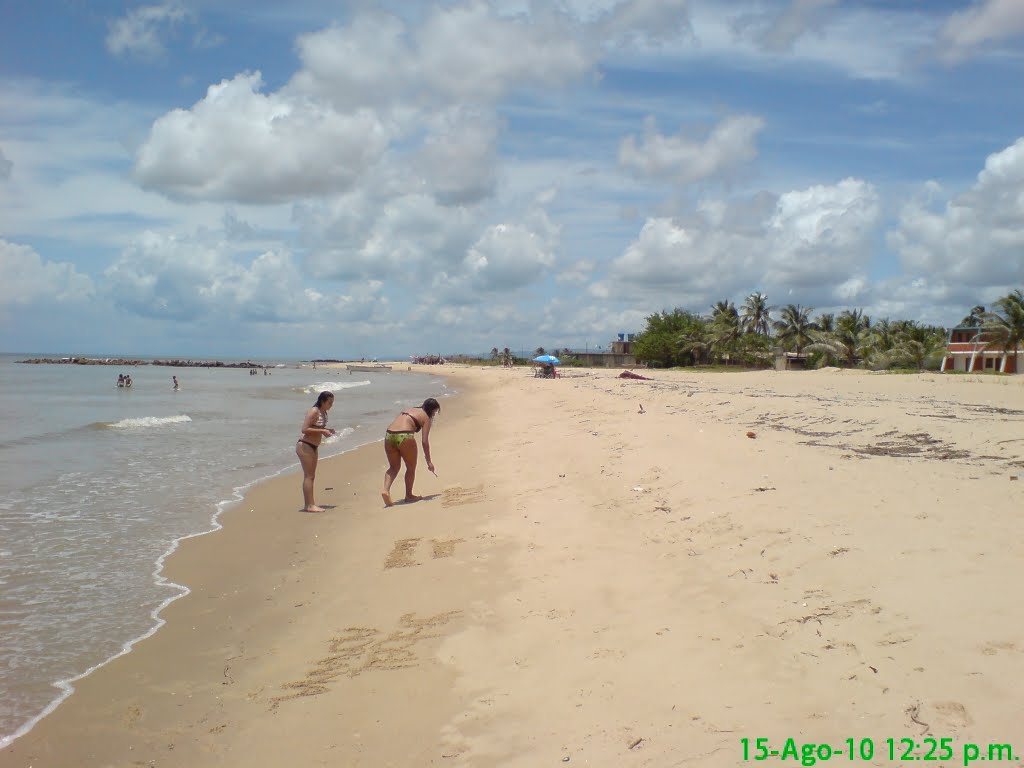 Playa en el puelo de El Hatillo, Estado Anzoàtegui, Venezuela. by palmer_818