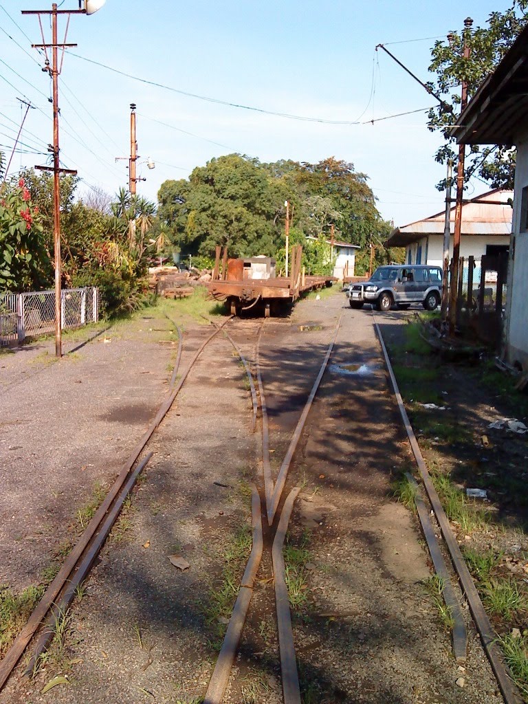 Apartaderos junto a las Bodegas del Tren, Orotina, 09/10 by Jose Sánchez