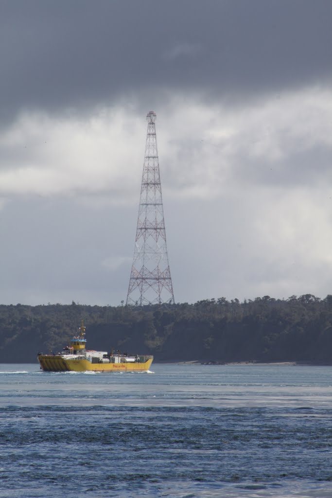 Torre de conexión eléctrica que da energía a Chiloe, sector continental by PanchoF