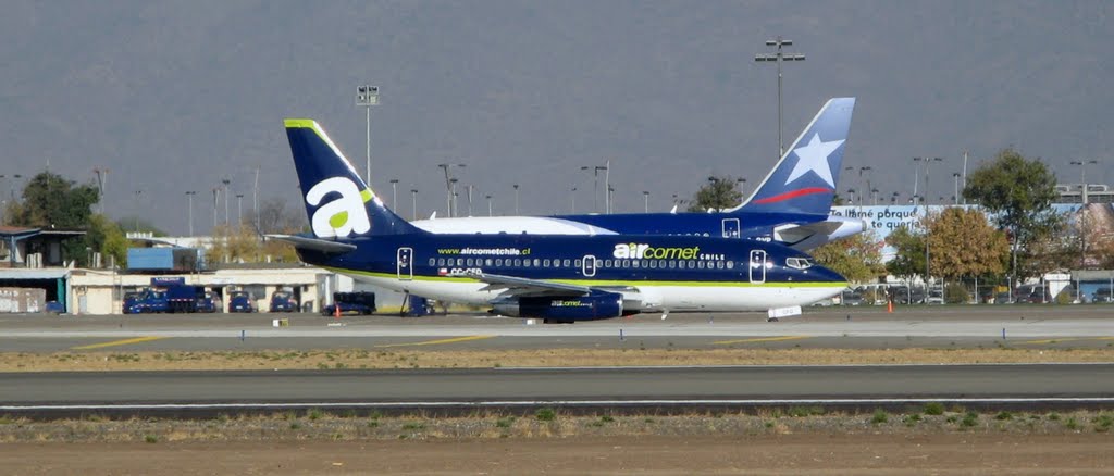 Air Comet Chile 737-200 & LAN A-318-100 - Santiago (SCL), Chile. by André Bonacin