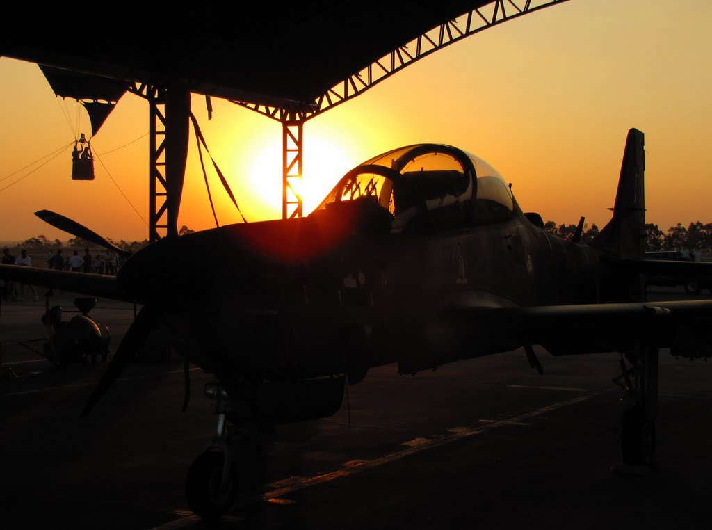 Fim de dia - Tucano & balão - BAAN, Anápolis, GO, Brasil. by André Bonacin