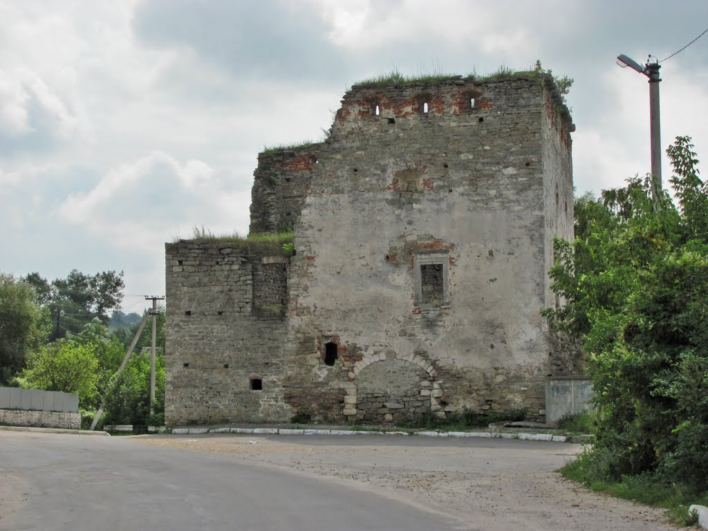 Остатки крепости в Сатанове. Городские ворота, XV-XVI в. The remains of the fortress in Sataniv. by Vyacheslav L