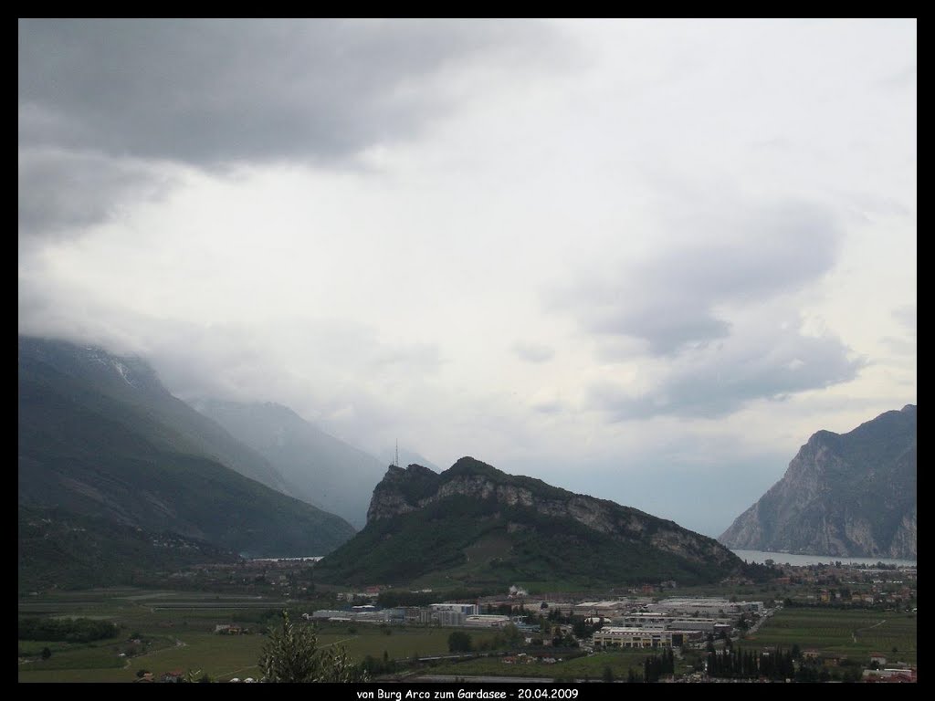 Von Burg Arco Richtung Gardasee by ThorstenGroedel