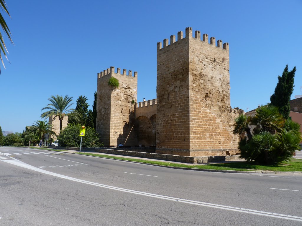 Haupttor der Stadtmauer von Alcúdia by DGr