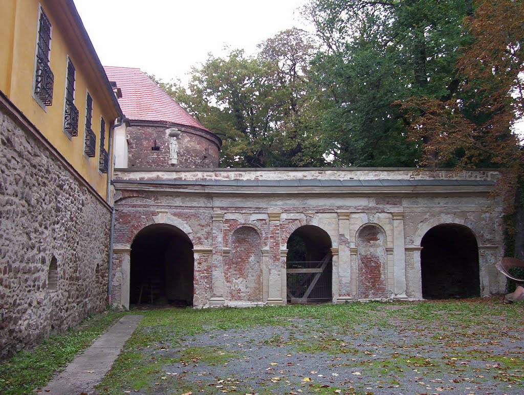 Burg Giebichenstein, im Burggraben, Brücke zum Eingang, ca. 2004 by Jörg Hofmann