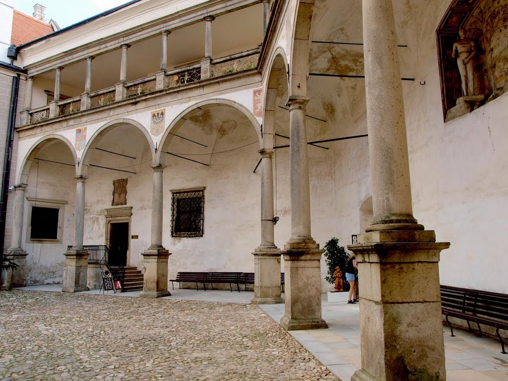 Telc, zamek, dziedziniec by Jan Astner