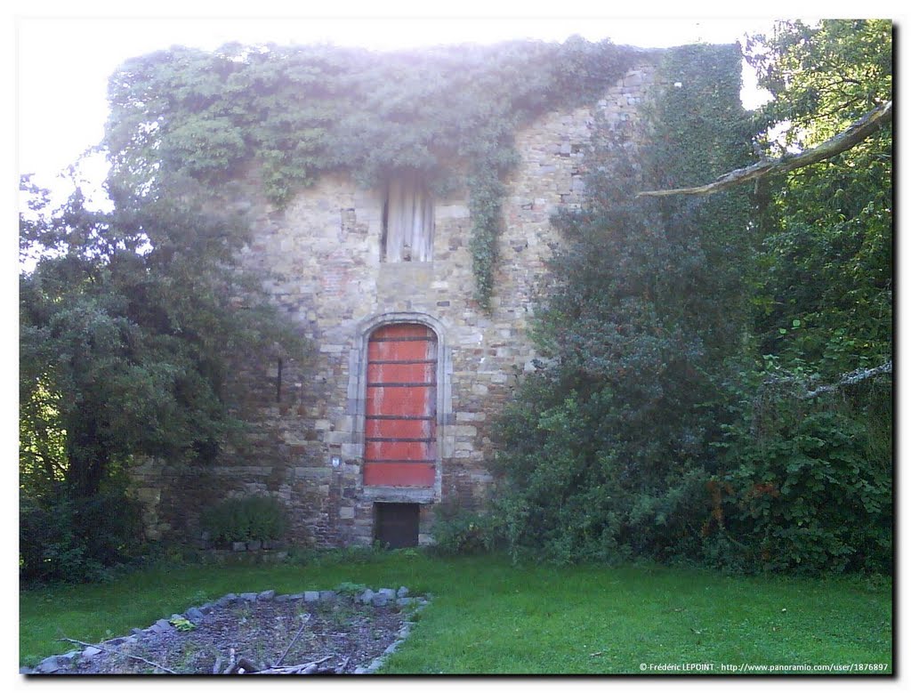 Le Donjon - Ancienne poterie de Sars-la-Bruyère. by Frédéric LEPOINT