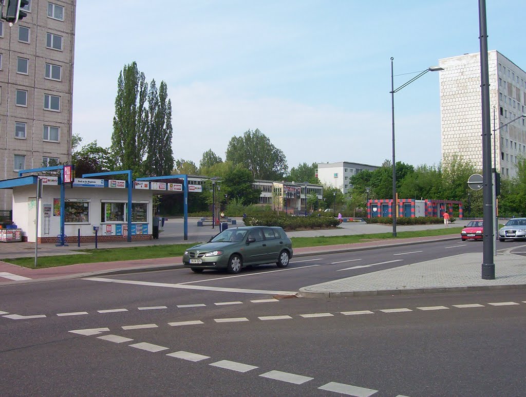 An der Magistrale, Blick zur 2. POS (Ernst Thälmann Oberschule), 2003 by Jörg Hofmann