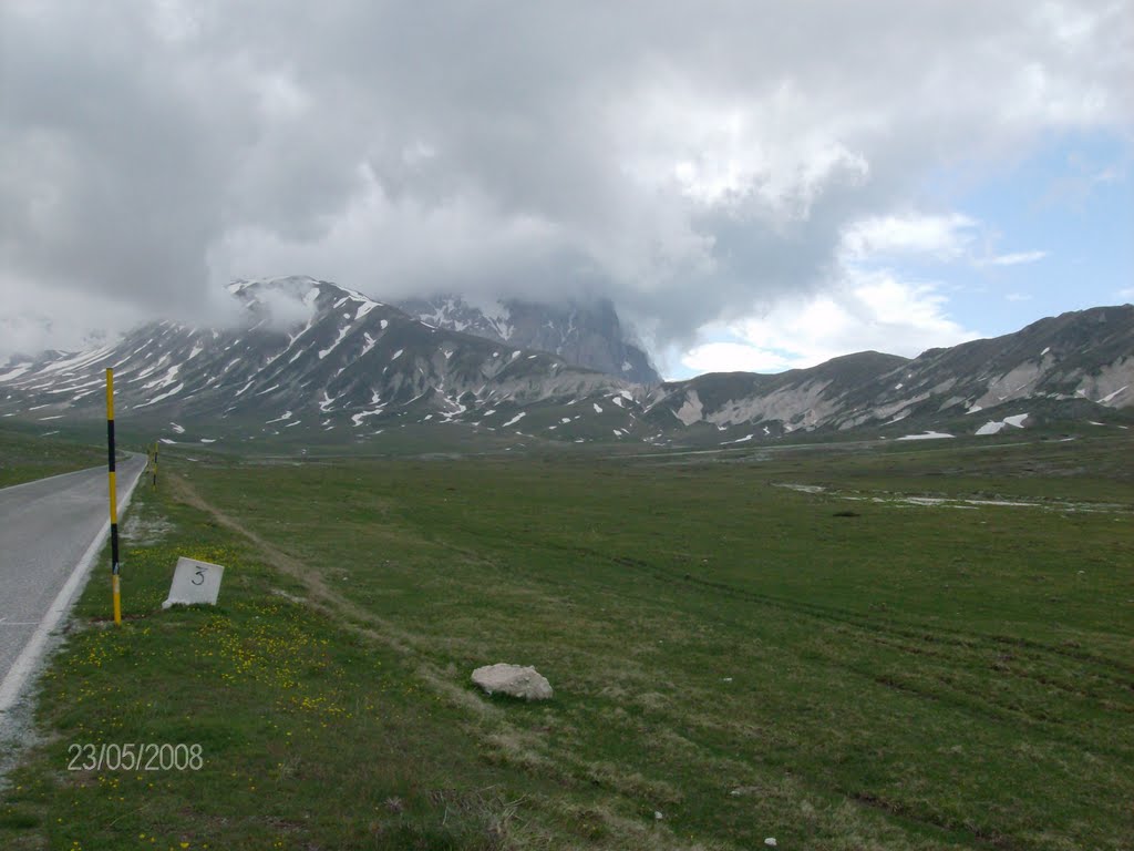 Strada Campo Imperatore - Monte Gran Sasso - L'Aquila - IT by Jayme Camargo