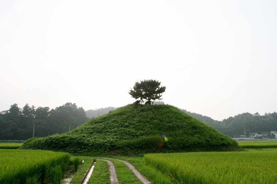 The "Kabutoduka" ancient tomb which is the historic site of Japan（国指定史跡・甲塚古墳） by urapyon