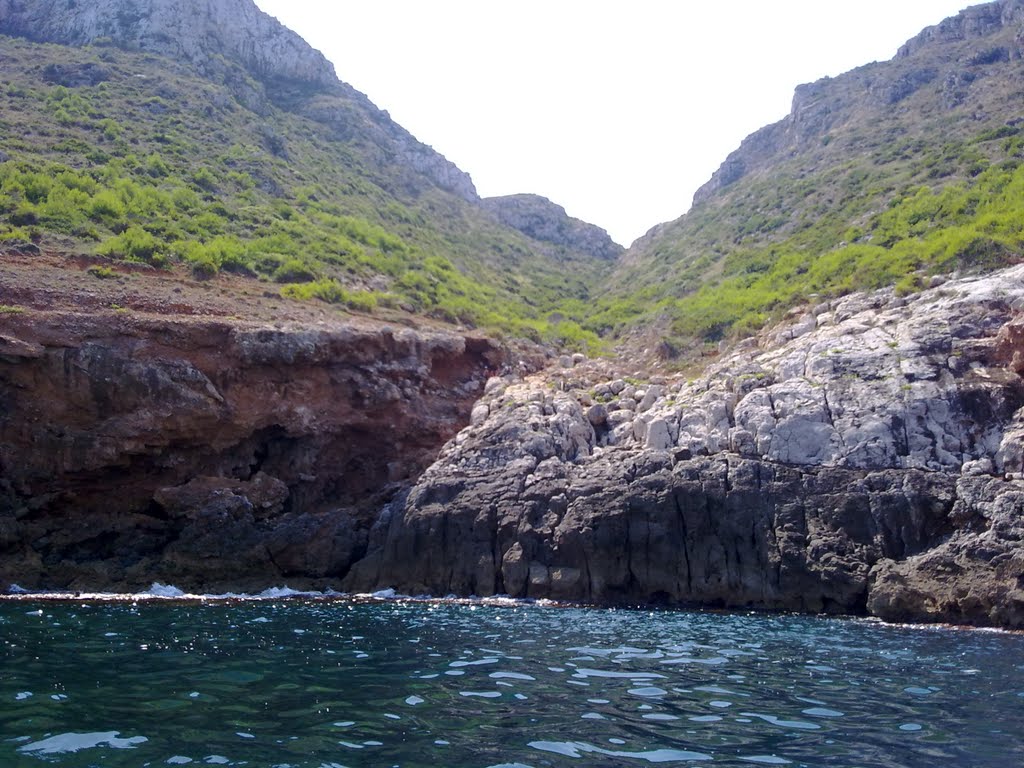 Acceso a la Cueva Tallada desde tierra by aculebras