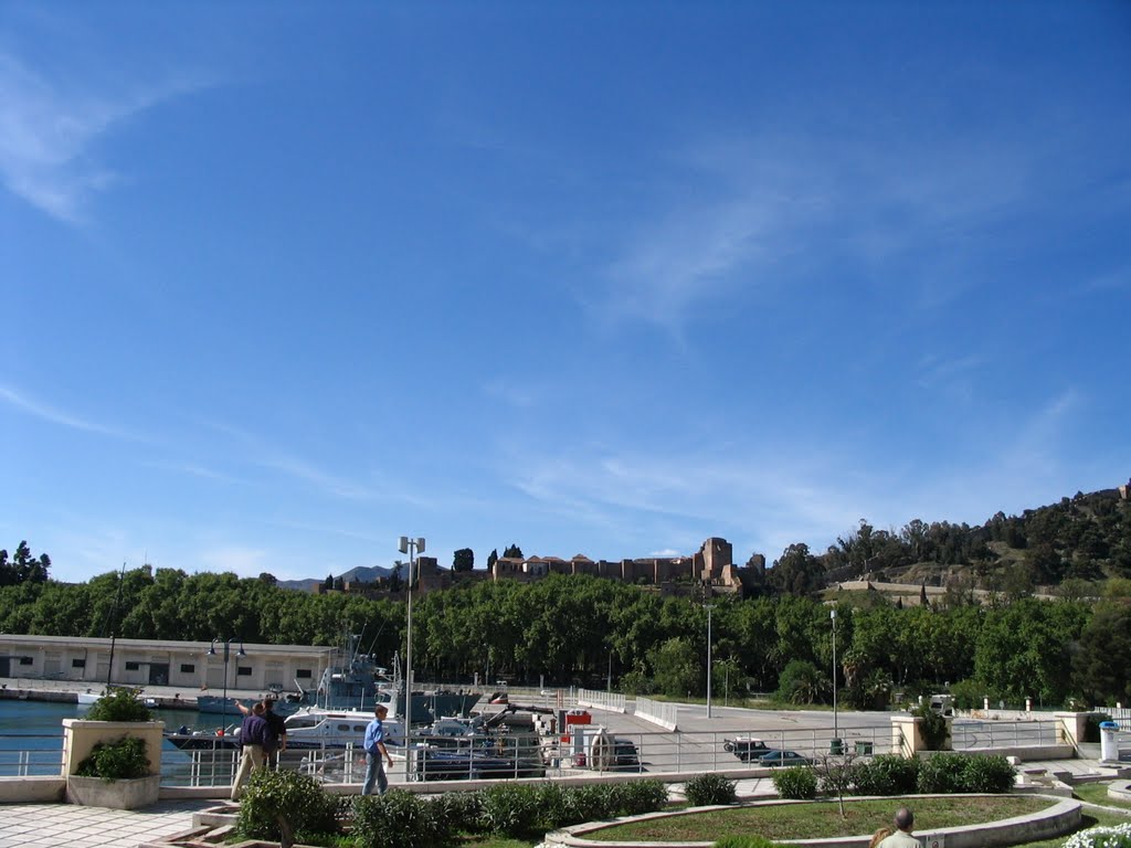 Puerto y al fondo La Alcazaba by blueandwhite