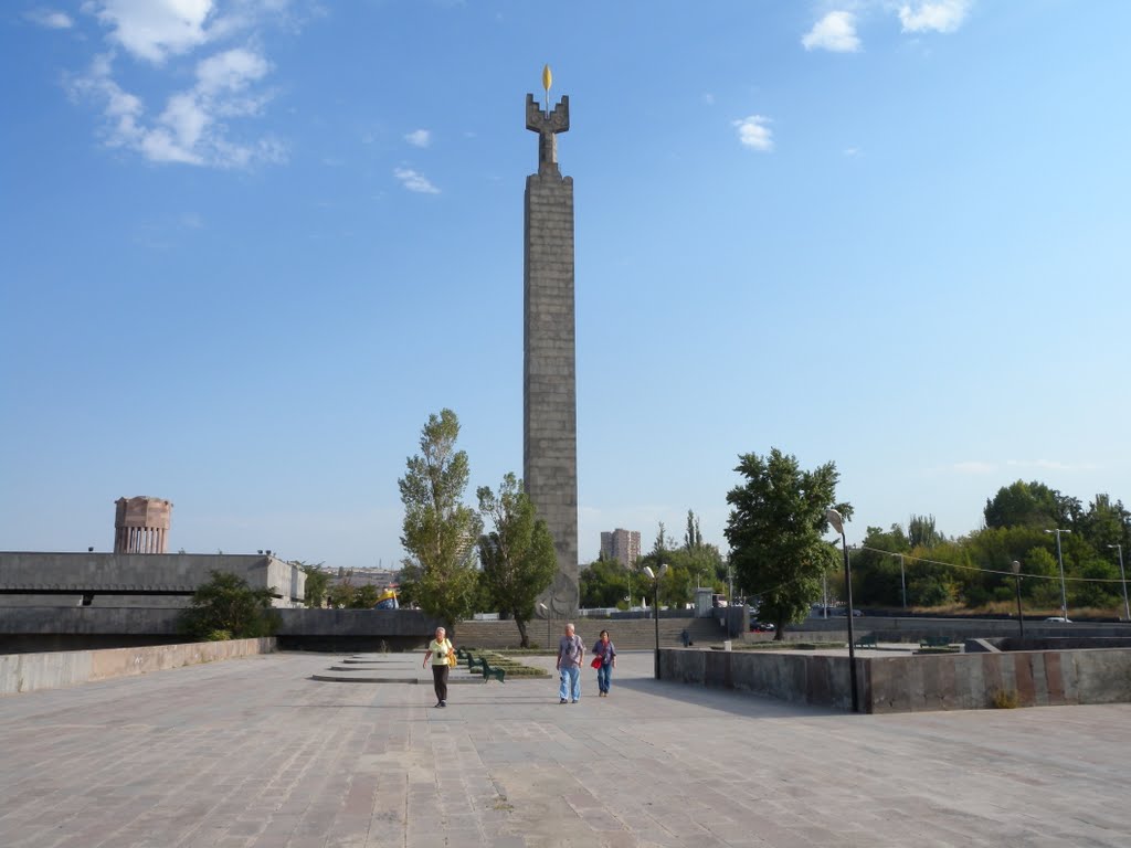 Yerevan, Obelisco 50° Soviet d'Armenia by gabrielemazzali