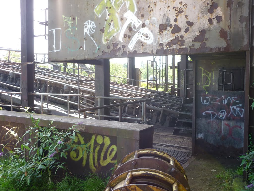 Arbeitswege neben dem Einfahrtsgebäude (Landschaftspark Duisburg-Nord) / 5.09.2010 by Daniil Bartholomae