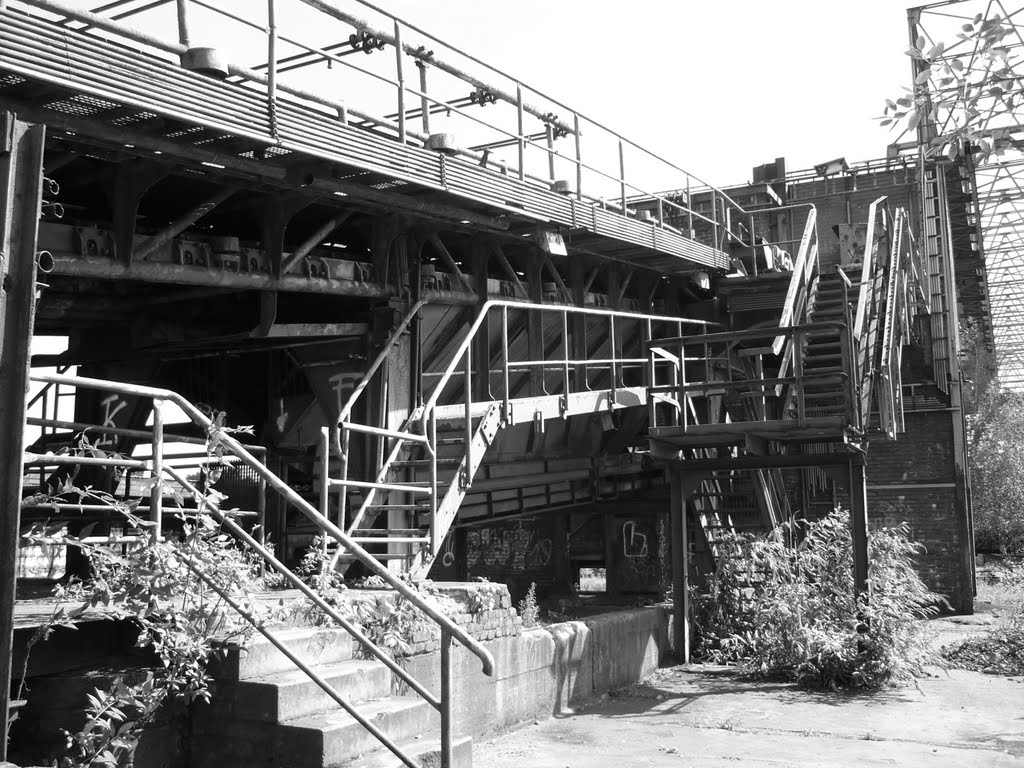 Die Masselgießmaschine zwischen Einfahrtsgebäude und Verladegebäude (Landschaftspark Duisburg-Nord) / 5.09.2010 by Daniil Bartholomae