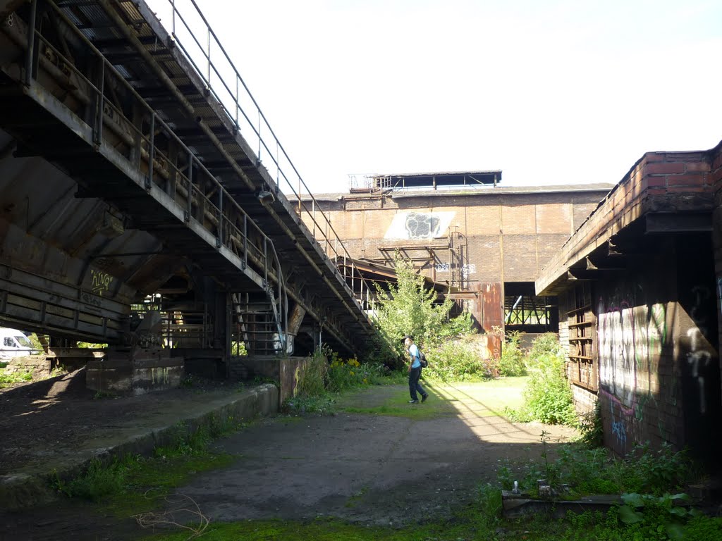 Neben der Masselgießmaschine, Einfahrtsgebäude im Hintergrund (Landschaftspark Duisburg-Nord) / 5.09.2010 by Daniil Bartholomae