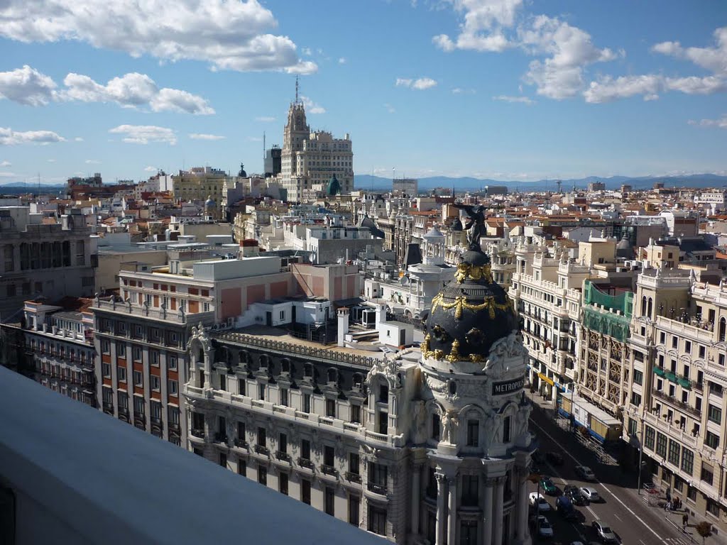 Madrillano - Vistas de Madrid hacia el N.O. En primer término el Edificio Metrópolis y más atras el edificio de la Telefónica (Primer Rascacielos de Madrid) by Madrillano