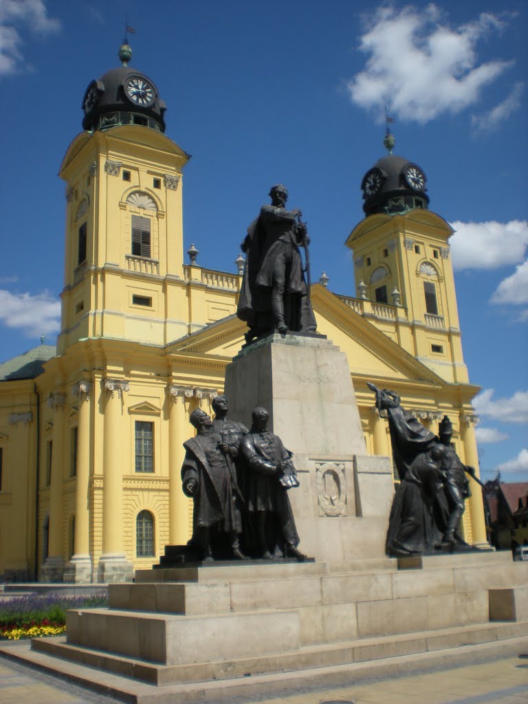 Kossuth szobor, háttérben a Nagytemplom by Juditka