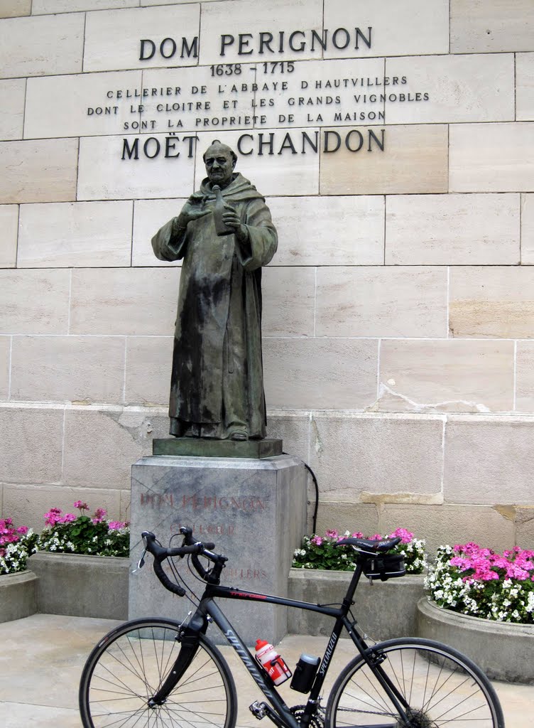 Epernay - Cantine Moet & Chandon - monumento a Dom Perignon by edelweiss50