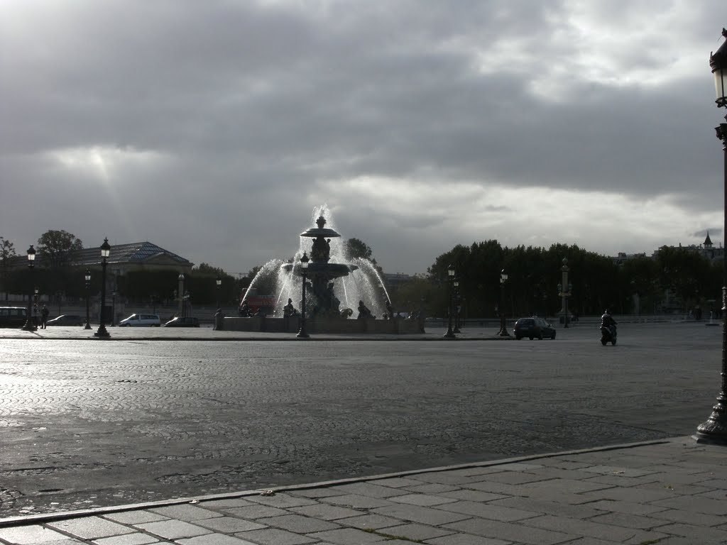 Fontaine de Jacques Hittorff sur la place de la Concorde. by Hassène ALAYA