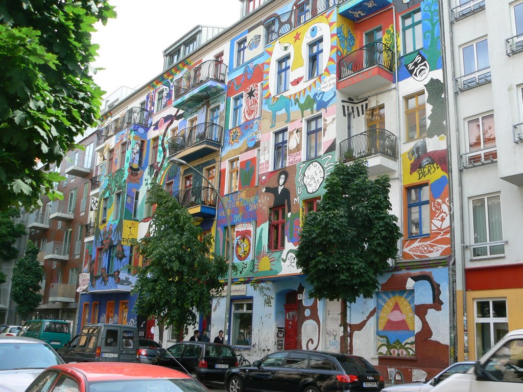 Colourful building at Kreutzigerstraße by Ábrahám Dávid