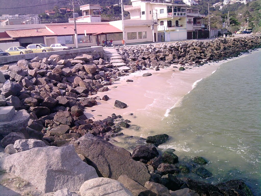 Rochas às margens da lagoa da Tijuca by Elton Souza