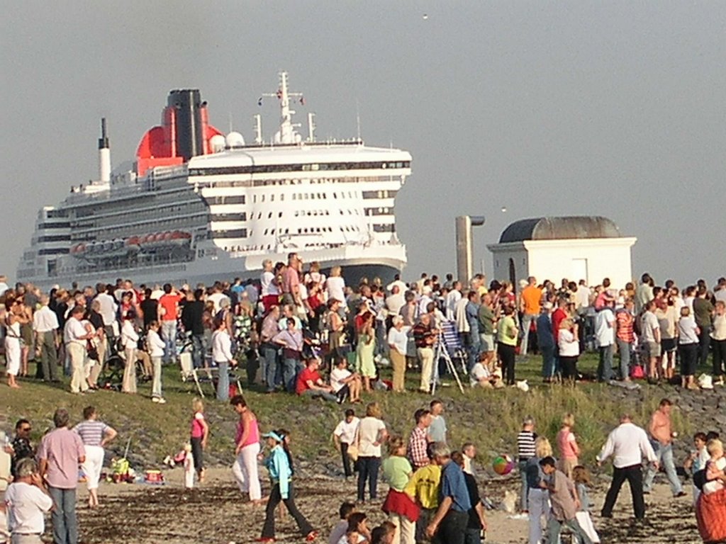 Queen Mary 2 (2004) by simonzw