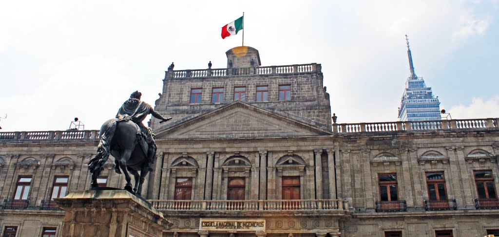 10-09-2010 Carlos IV Palacio de Minería y Torre Latinoamericana. by Esteban M. Luna (esmol). by ESTEBAN M. LUNA