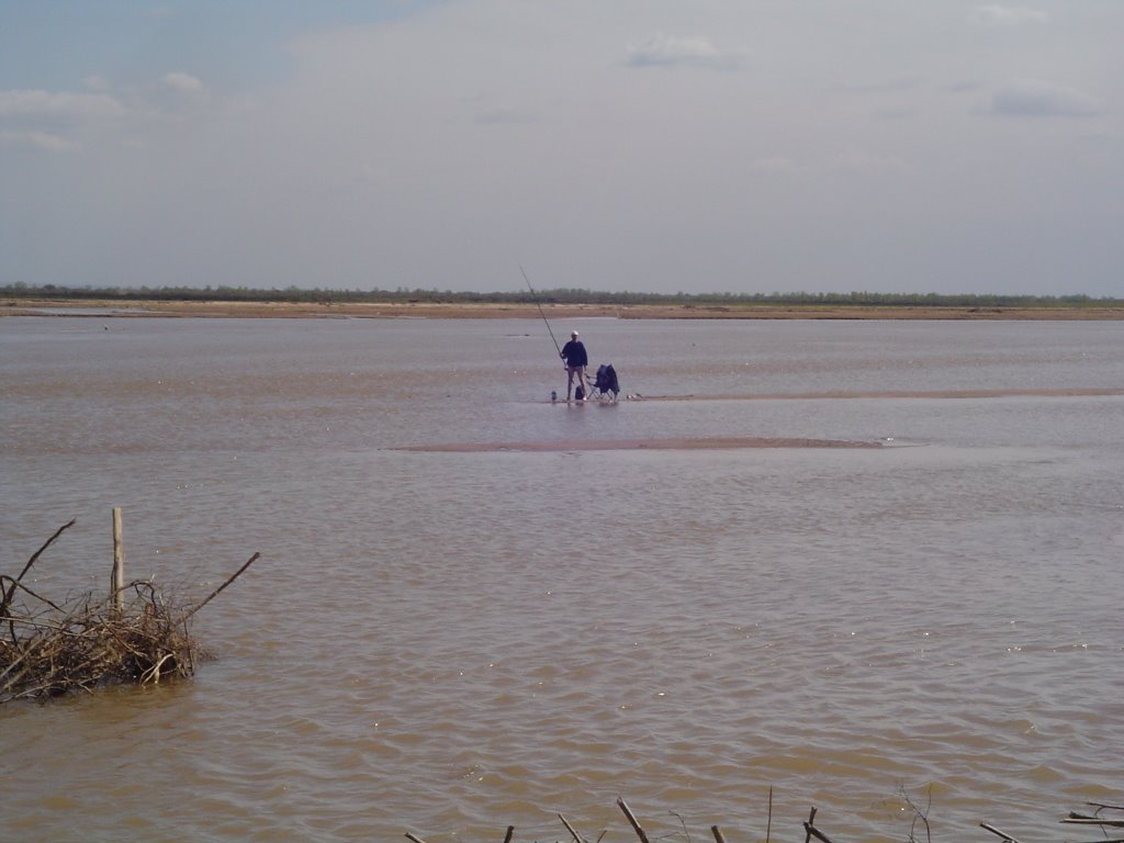 Con la caña en el Río Bermejo by Gabriel "Kuky" Parra