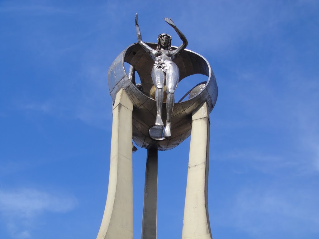 O Passageiro: Escultura em homenagem a cidade de Londrina. by CASEMIRO FRAMIL SOBR…