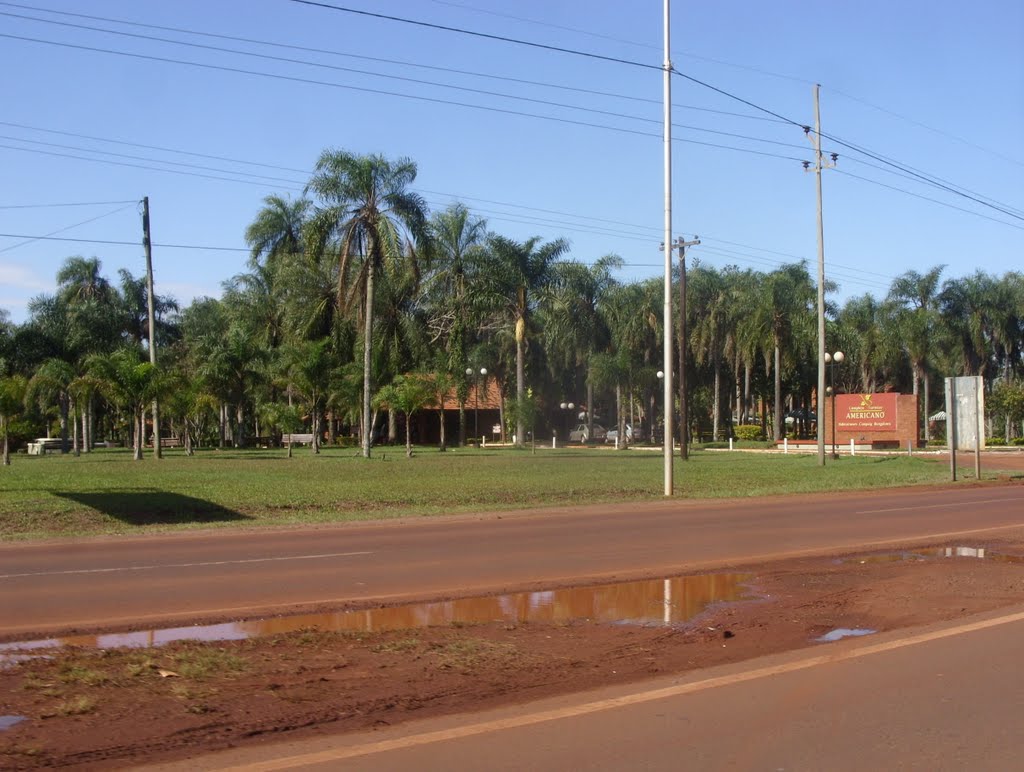 Entrada del Complejo turístico americano sobre Ruta 12 - RRZ by Rodolfo Roberto Zega