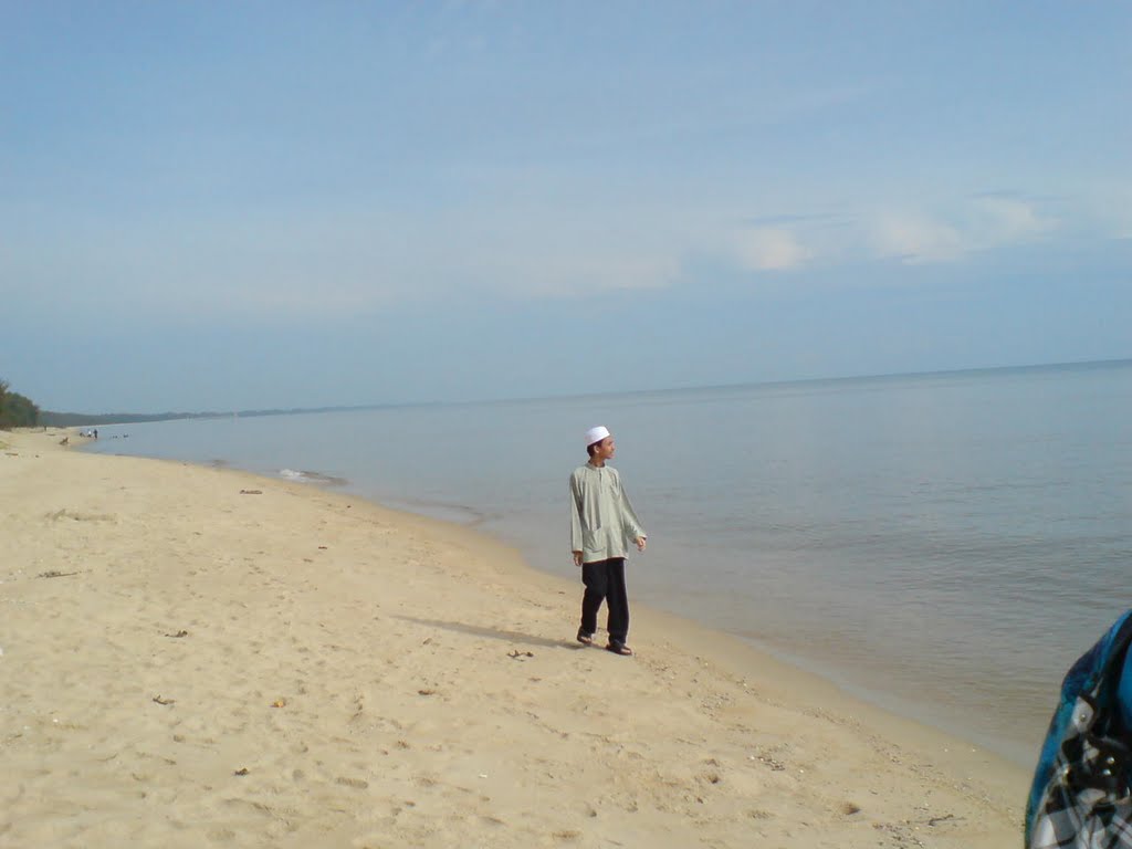 Pantai Bisikan Bayu, Pasir Puteh by zharqi