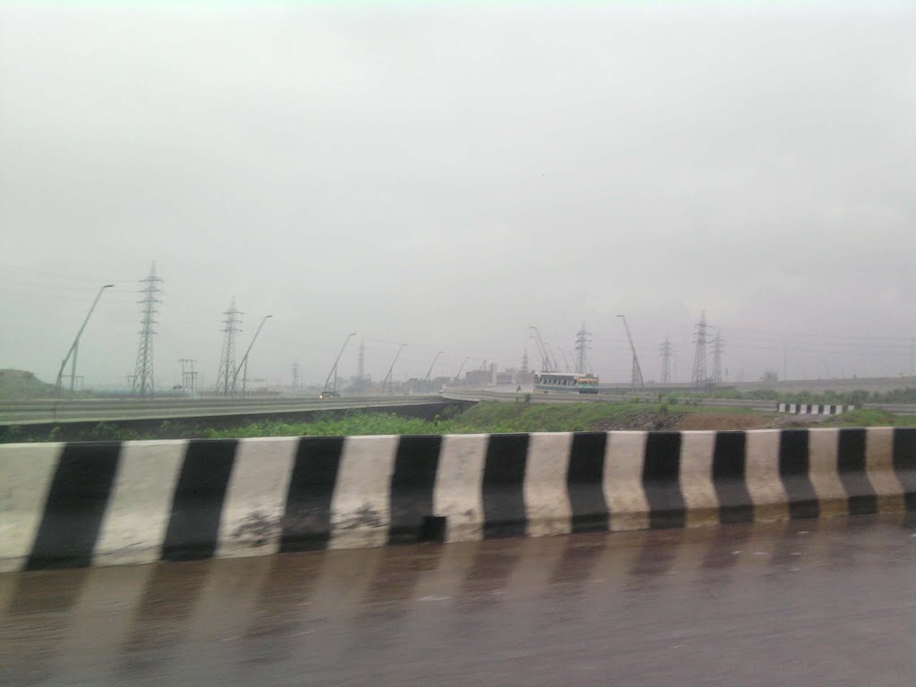 A Bus on GT Karnal Road bypass by suchitaxaxa