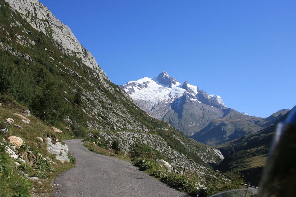 73700 Bourg-Saint-Maurice, France by Raphael Leiteritz