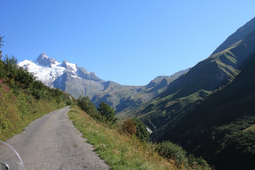 73700 Bourg-Saint-Maurice, France by Raphael Leiteritz