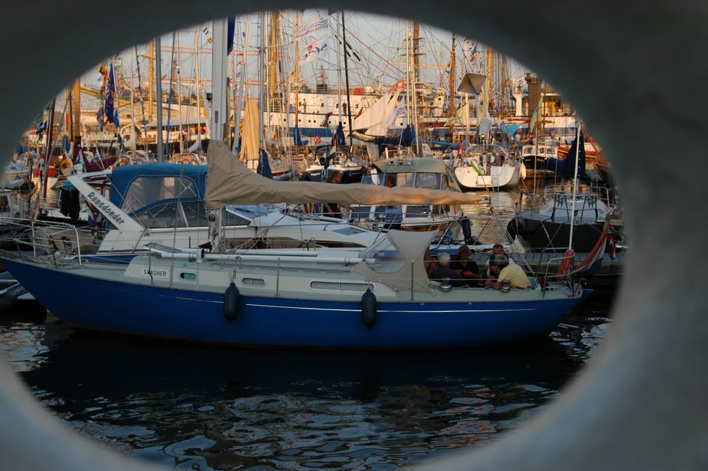 Zeilbootjes gezien door een doorkijkgat op het schip by Netty van der Deen- …