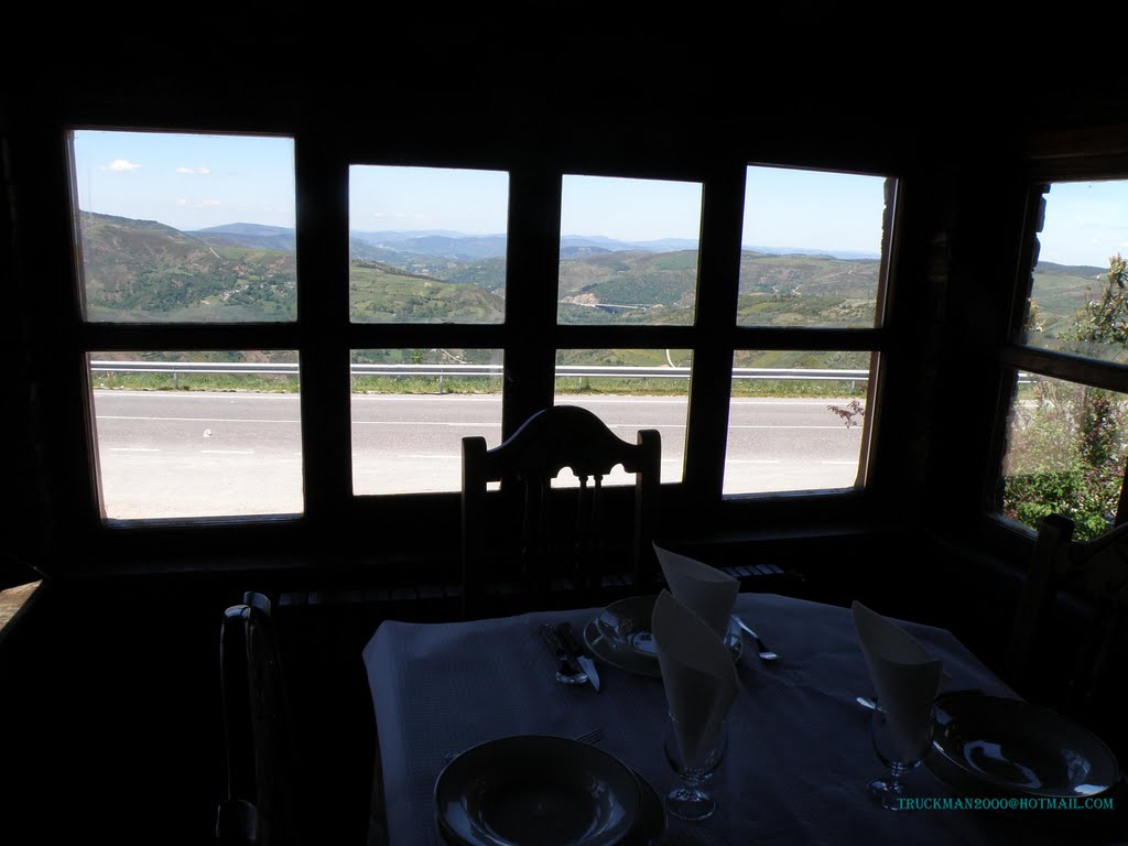 Desde el comedor de Carolo, O Cebreiro, Lugo, España P6033046 by Truckman2000