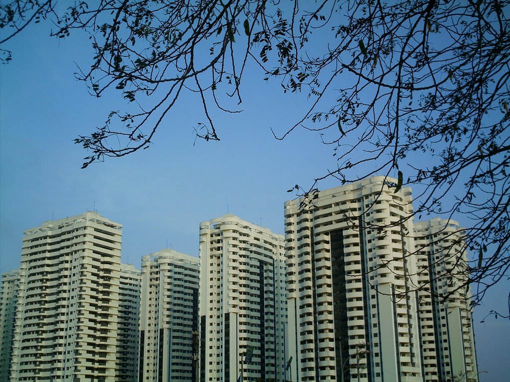 Condomínios luxuosos da Barra da Tijuca - Rio de Janeiro by Eduardo Mezzonato