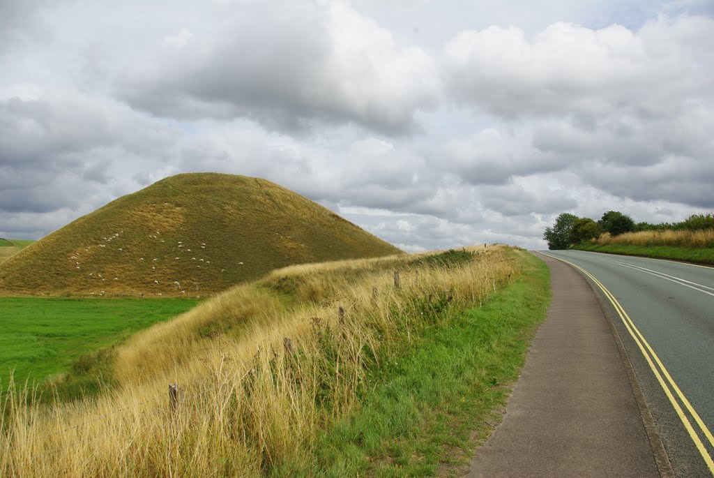 Tumulus under cumulus. by ☮Ronan 60 countries☮