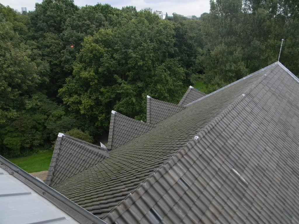 Uitzicht uit rechter toren Kruiskerk by Han Jongeneel