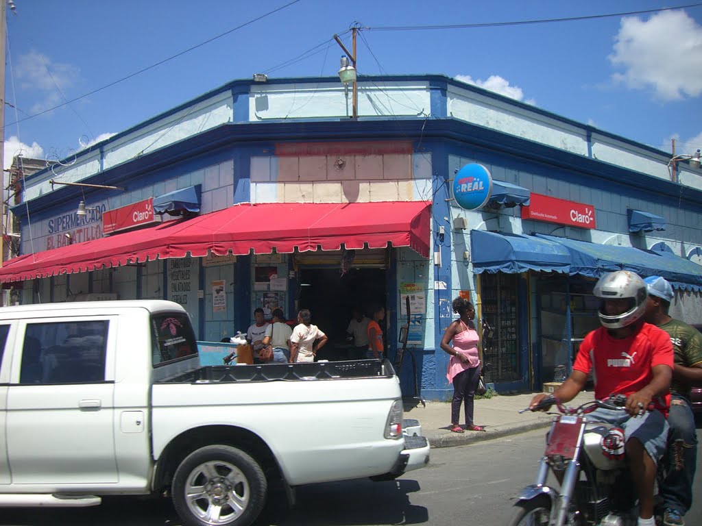 Esquina Comercial en San Pedro de Macoris. by Robert Lam