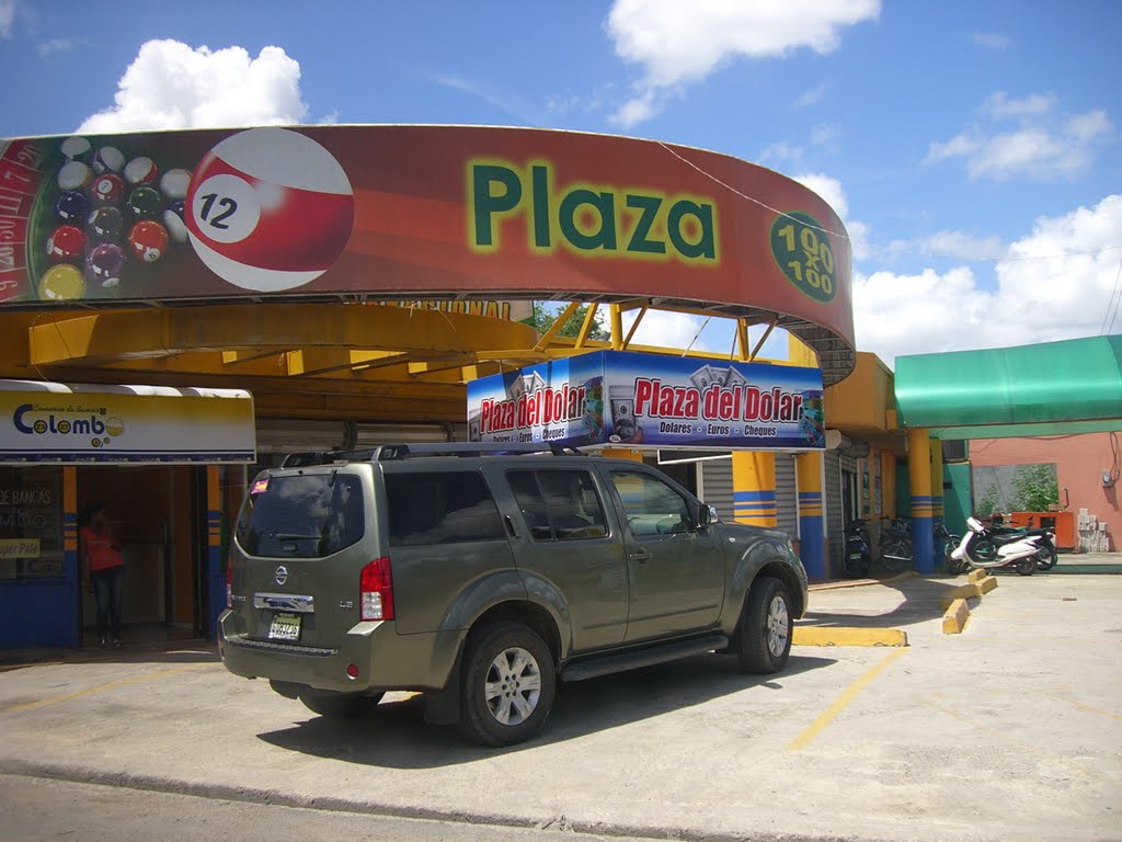 Esquina Comercial en San Pedro de Macoris. by Robert Lam