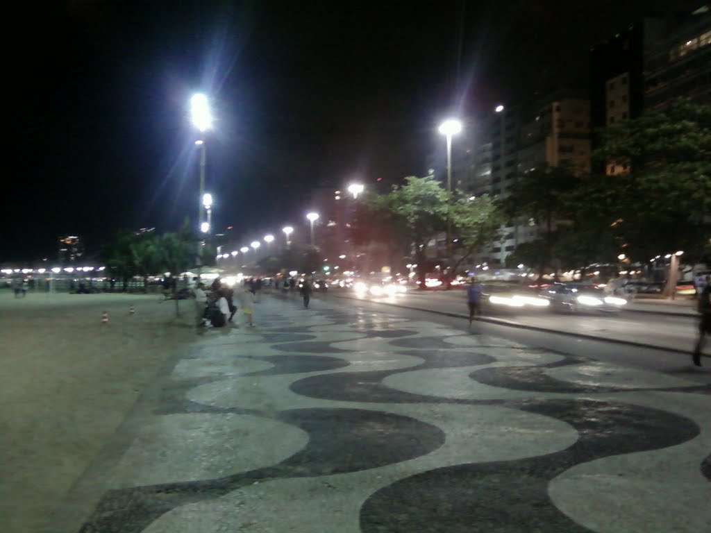 Calçadão da Praia de Copacabana a noite, Rio de Janeiro. (Copacabana Beach , Rio de Janeiro) by FreireCosta