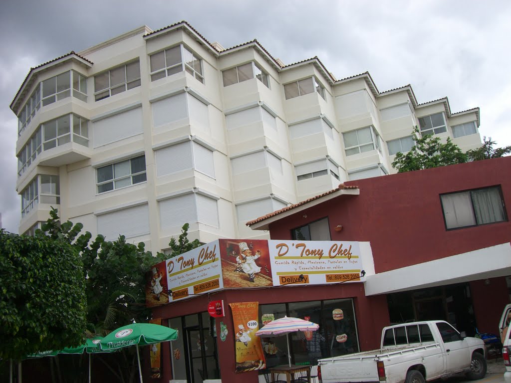 Tony's Chef restaurant y Edificio en Juan Dolio. by Robert Lam