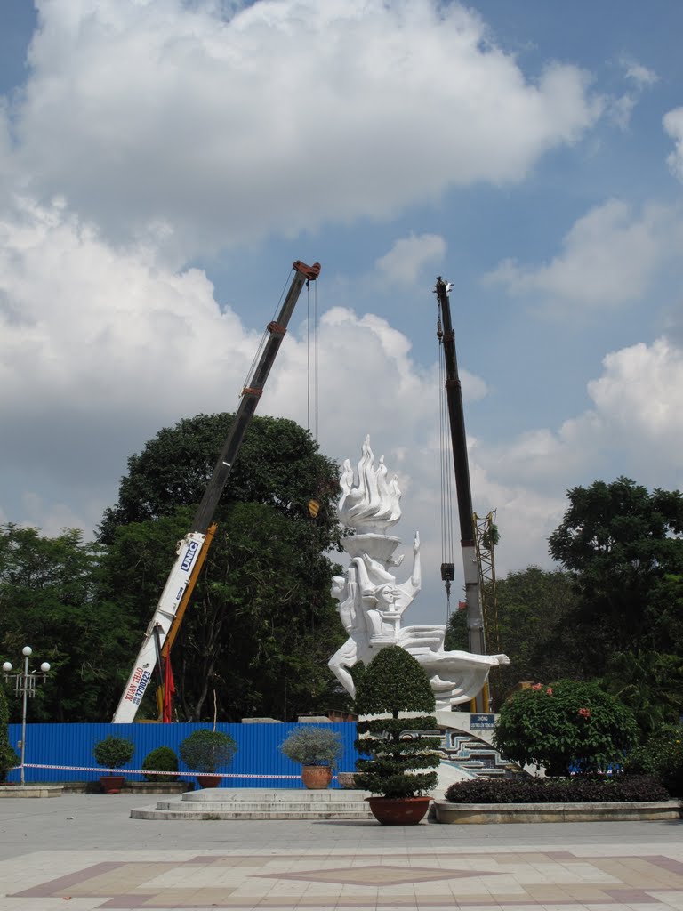 Tượng đài công viên Lê Văn Tám by Ngọc Viên Nguyễn