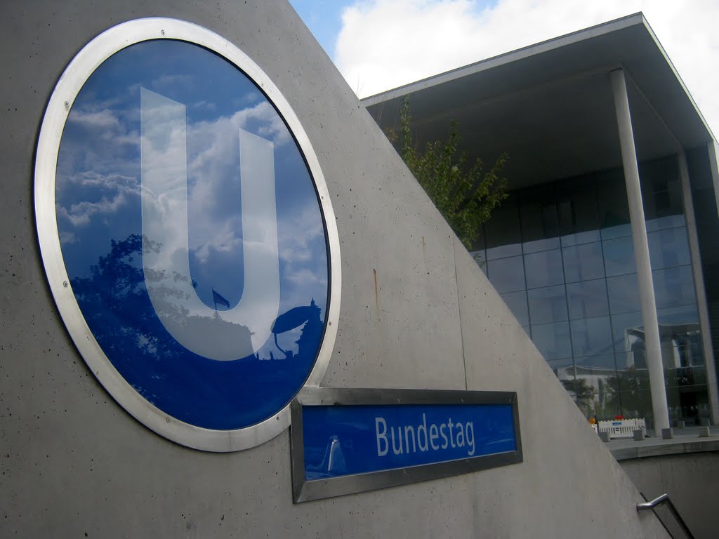 Berlin Bundestag U-Bahn by Christoph Rohde