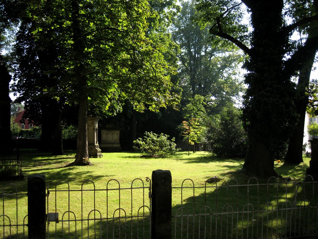 Alter Friedhof neben der Kirche St.Martin Weinböhla by Ehrenfried